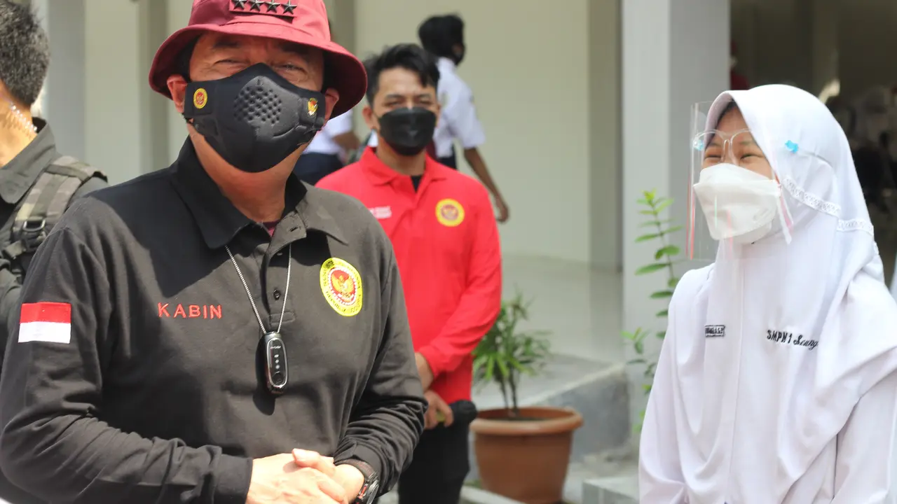 Kepala BIN Budi Gunawan berbincang dengan pelajar pada pelaksanaan vaksinasi dan pembagian bansos  di Semarang. (Liputan6.com/HO/BIN)