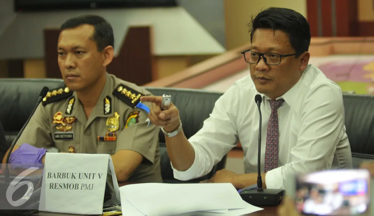 Kombes Pol Krishna Murti saat menggelar konferensi pers terkait pembunuhan sadis menggunakan gagang pacul, Jakarta, Selasa (17/5). Krishna mengaku bangga dengan kinerja bawahannya yang berhasil mengungkap kasus tersebut. (Liputan6.com/Gempur M Surya)