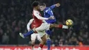 Duel pemain Arsenal, Alex Iwobi (kiri) dan pemain Everton, Jonjoe Kenny pada laga Premier League di Emirates Stadium, London, (3/2/2018). Arsenal menang 5-1. (AP/Alastair Grant)