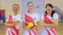 Luna Maya, Dinda Kanya Dewi, dan Donna Agnesia terlihat kompak saat latihan voli. Ketiganya tergabung dalam tim bernama Pink Dragon. [@lunamaya]