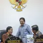 Presiden Jokowi didampingi Wapres Jusuf Kalla berdiskusi dengan Menko Perekonomian Sofyan Djalil saat memimpin rapat terbatas membahas persiapan jelang bulan puasa di Kantor Kepresidenan, Jakarta, Rabu (3/6).(Liputan6.com/Faizal Fanani)