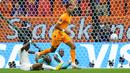 <p>Pemain Belanda, Cody Gakpo mencetak gol pertama timnya ke gawang Qatar saat matchday ketiga Grup A Piala Dunia 2022 yang berlangsung di Stadion Al Bayt, Selasa (29/11/2022). (AP/Petr David Josek)</p>