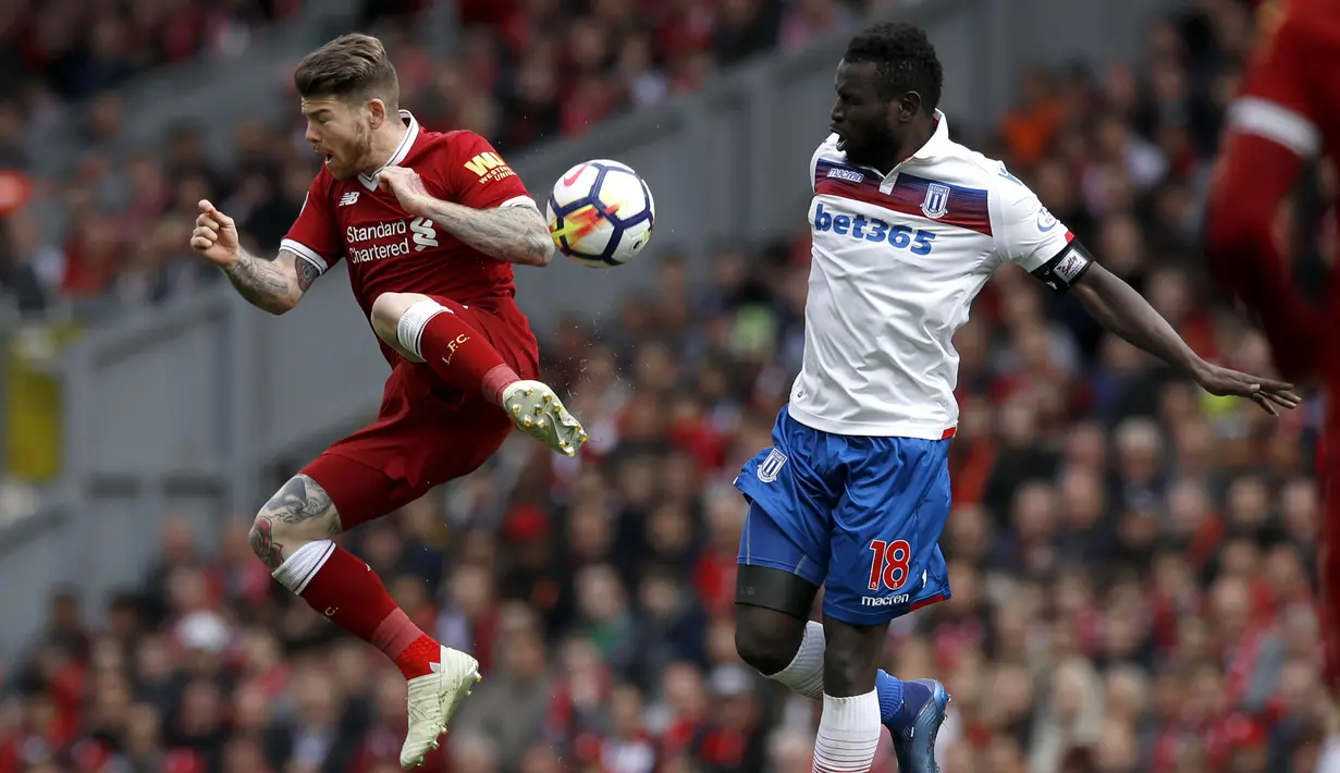 Duel pemain Stoke City, Mame Biram Diouf (kanan) dengan pemain Liverpool, Alberto Moreno pada lanjutan Premier League di Anfield, Liverpool, (28/4/2018). Liverpool hanya bermain imbang 0-0 melawan Stoke City. (Martin Rickett/PA via AP)