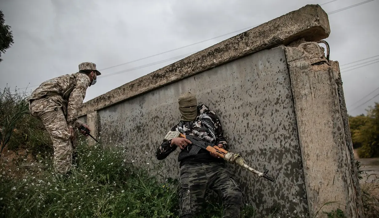 Seorang pasukan Pemerintah Kesepakatan Nasional (GNA) dukungan PBB yang mengenakan masker berlindung dalam pertempuran dengan Tentara Nasional Libya (LNA) yang berbasis di timur di garis depan Ain-Zara di Tripoli, Libya (25/3/2020). (Xinhua/Amru Salahuddien)