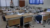 Petugas melakukan sosialisasi dan simulasi gempa bumi di Sekolah SMPN 198, Jakarta, Selasa (26/9/2023). (merdeka.com/Imam Buhori)