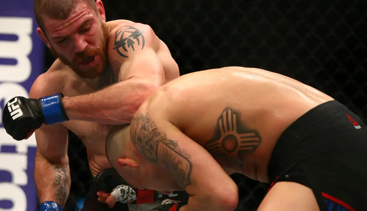 Pemain UFC Diego Sanchez saat bertanding melawan Jim Miller pada pertandingan UFC 196 di MGM Grand Garden Arena, Las Vegas, (5/3). UFC adalah singkatan dari (ULTIMATE FIGHTING CHAMPIONSHIP). (Rebilas-USA TODAY Sports)
