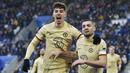 Pemain Chelsea, Mateo Kovacic, bersama Kai Havertz merayakan gol ke gawang Leicester City pada laga pekan ke-27 Premier League di Stadion King Power, Sabtu (11/3/2023). (AP Photo/Rui Vieira)