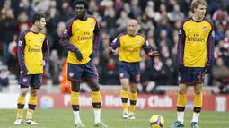 Arsenal players, Alexandre Song, Cesc Fabregas, Emmanuel Adebayor, Mikael Sivestre and Nicklas Bendtner are pictured during their Premier League match against Stoke City at Britannia Stadium on November 1, 2008. AFP PHOTO/IAN KINGTON
