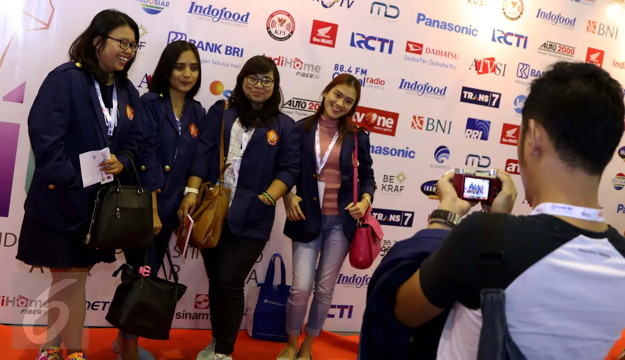 Mahasiswa berfoto bersama di booth Indonesia Broadcasting Expo (IBX) 2016 di Gedung Balai Kartini, Jakarta, Minggu (23/10). Acara itu digelar oleh sepuluh stasiun televisi swasta nasional Indonesia yang tergabung dalam ATVSI. (Liputan6.com/Gempur M Surya)