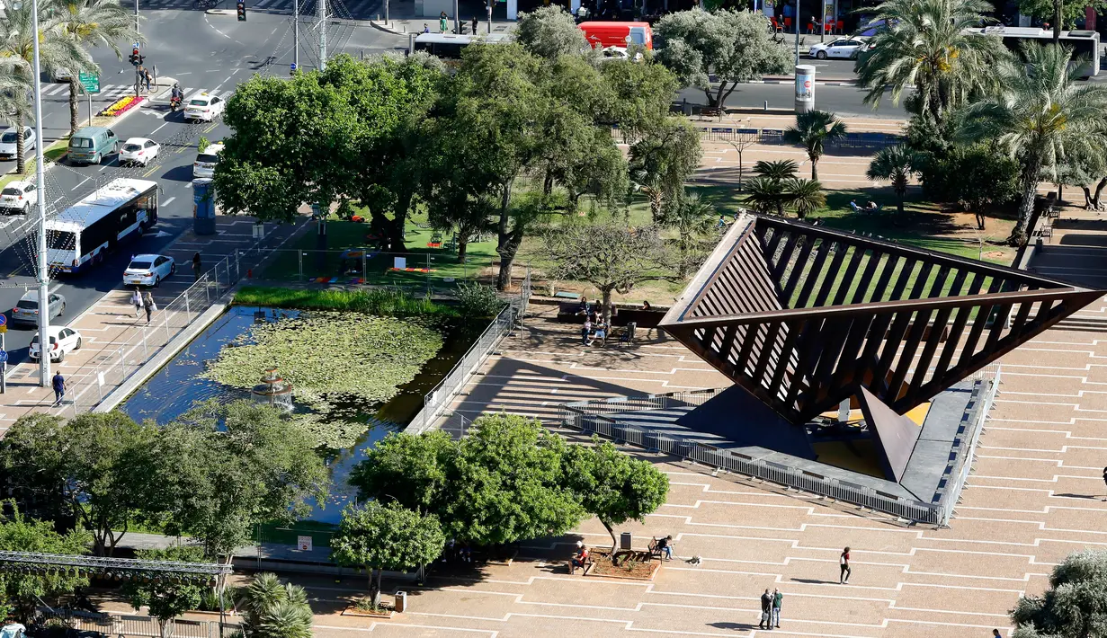 Gambar pada 7 Mei 2019 menunjukkan Rabin Square di Tel Aviv. Israel akan menjadi tuan rumah kontes lagu Eropa Eurovision 2019 yang bakal digelar 18 Mei mendatang  setelah negara itu memenangkan kontes pada 2018 di Lisboa, Portugal. (Photo by JACK GUEZ / AFP)