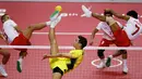 Pemain takraw Jepang, Toshitaka Naito (pusat) mendapat halauan Nofrizal Nofrizal dan Saiful Rijal saat akan menendang bola di final Asian Games 2018 di Palembang, Sabtu (1/9). Indonesia menang 2-1 atas Jepang. (AP Photo/Vincent Thian)