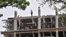 Pekerja memasang fondasi saat menyelesaikan pembangunan rumah susun (Rusun) DP 0 rupiah Klapa Village, Jakarta, Kamis (11/10). Rencananya, rusun ini akan dibangun setinggi 21 lantai. (Merdeka.com/Iqbal Nugroho)
