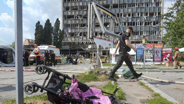 Kereta dorong bayi tergeletak di pinggir jalan setelah serangan rudal mematikan Rusia di Vinnytsia, Ukraina, Kamis, 14 Juli 2022. (AP Photo/Efrem Lukatsky)