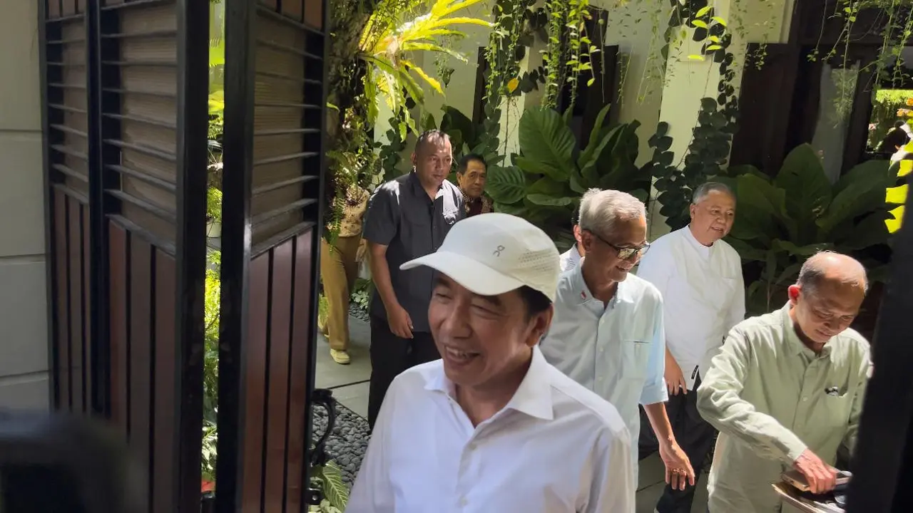 Presiden ke-7 Jokowi kumpulkan teman kuliah. (Merdeka.com/Arie Sunaryo)