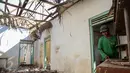 Warga membongkar sendiri rumah yang akan terkena dampak penggenangan Waduk Jatigede di Desa Cipaku, Sumedang, Jawa Barat, Senin (31/8/2015). Beberapa warga masih ada yang bertahan karena belum tuntasnya soal ganti rugi. (Liputan6.com/Faizal Fanani)