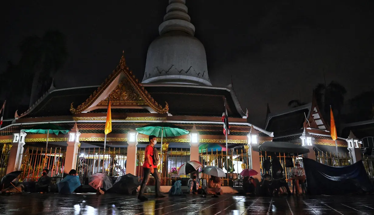 Warga terlihat antre semalaman untuk tes swab Covid-19 gratis di Wat Phra Sri Mahathat Woramahawihan di Bangkok, Jumat (9/7/2021) dinihari. Thailand pada Kamis (8/7/2021), mencatat rekor 75 kematian Covid-19 dalam 24 jam terakhir, sehingga jumlah kematian menjadi 2.462. (Lillian SUWANRUMPHA/AFP)