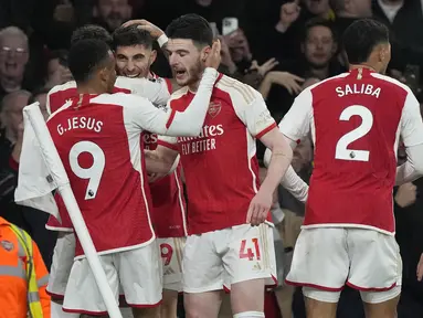 Arsenal kembali ke posisi puncak klasemen sementara Premier League 2023/2024 berkat kemenangan tipis 2-1 atas Brentford pada laga pekan ke-28 di Emirates Stadium, London, Sabtu (9/3/2024). Dua gol The Gunners dihasilkan oleh Declan Rice (19') dan Kai Havertz (86'), sementara satu-satunya gol Brentford dicetak Yoane Wissa pada masa injury time babak pertama. Dengan koleksi 64 poin, sudah cukup bagi Arsenal untuk mengkudeta posisi puncak dari Liverpool yang belum bermain dengan koleksi 63 poin. (AP Photo/Frank Augstein)