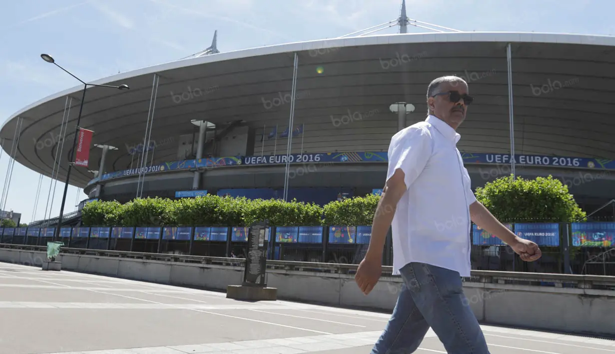 Seorang warga melintas di depan Stadion Stade de France, Paris, Prancis, Sabtu (9/7/2016). Stadion ini akan menggelar laga final Piala Eropa 2016 antara Prancis melawan Portugal. (Bola.com/Vitalis Yogi Trisna)