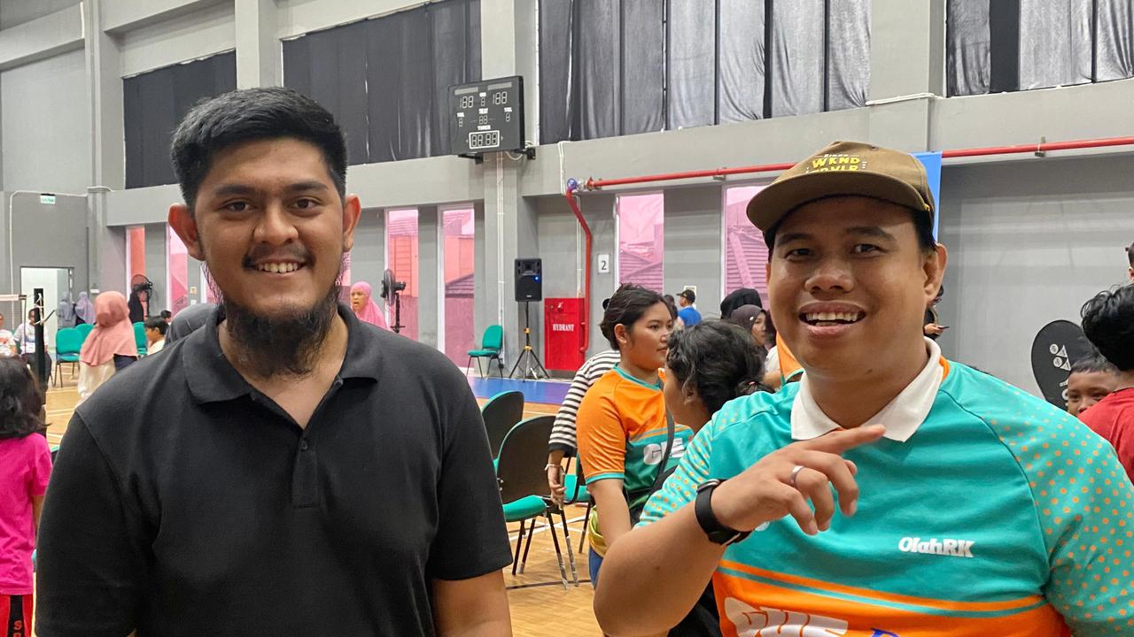 Dua kelompok pendukung calon gubernur Jakarta Ridwan Kamil, Relawan Reimajinasi dan Relawan GueRK bersama yang lain menggelar kampanye yang berbeda, yaitu menggelar kegiatan games bulu tangkis bernama OlahRK.