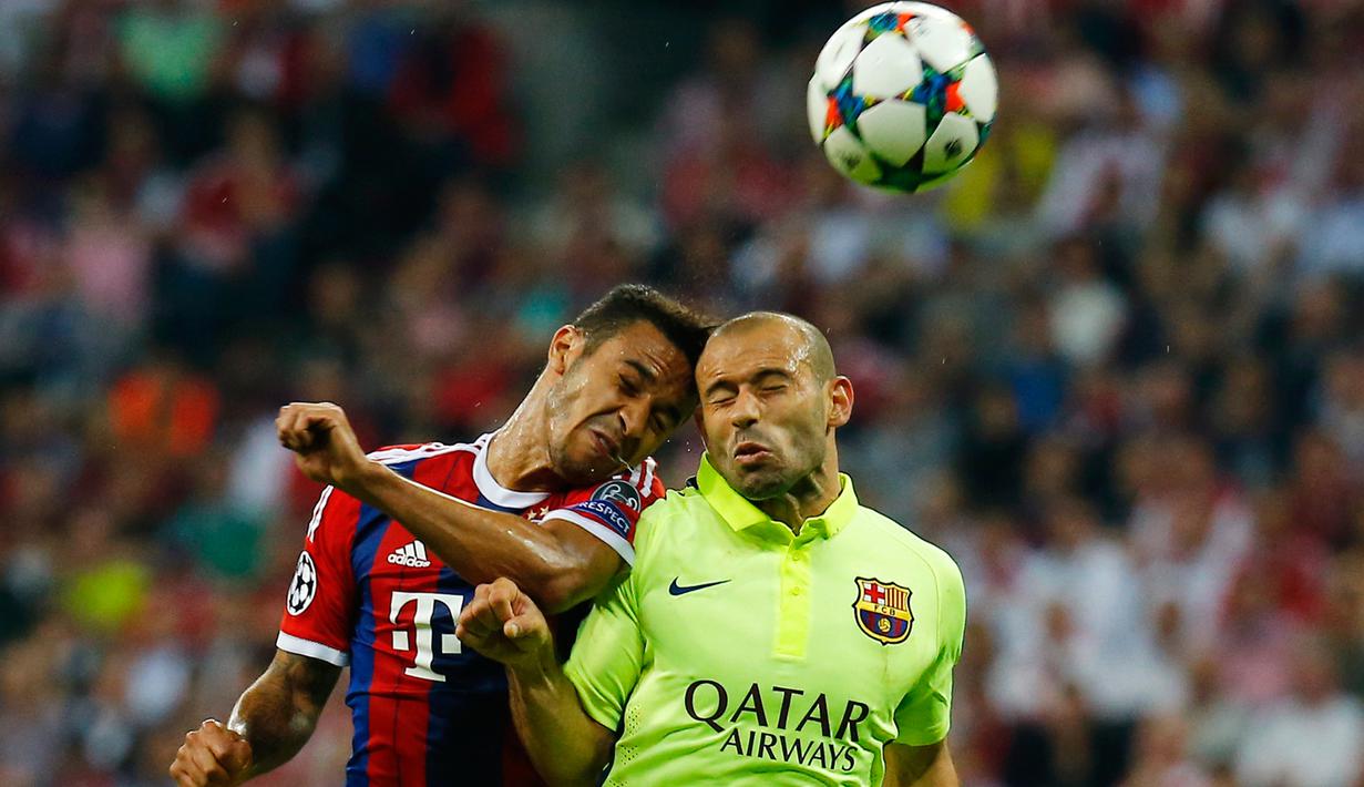 Gelandang Barcelona, Javier Mascherano berebut bola udara dengan Thiago saat leg kedua semifinal Liga Champions di Allianz Arena, Jerman, Rabu (13/5/2015). Bayern Muenchen menang 3-2 atas Barcelona. (Reuters/Kai Pfaffenbach)