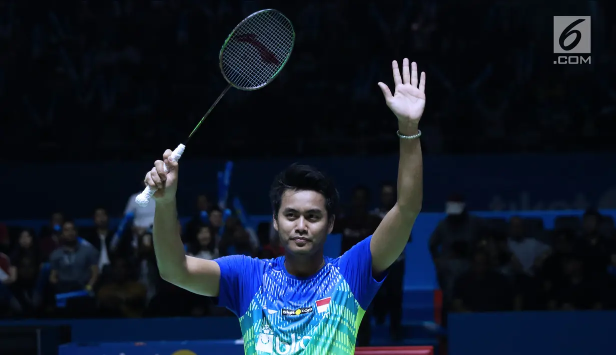 Ganda campuran Indonesia, Tontowi Ahmad merayakan kemenangan atas Hafiz Faizal/Gloria Emanulle Widjaja di semifinal Indonesia Open 2018 di Istora GBK Jakarta, Sabtu (7/7). Tontowi/Liliyana unggul 21-18, 21-8. (Liputan6.com/Helmi Fithriansyah)
