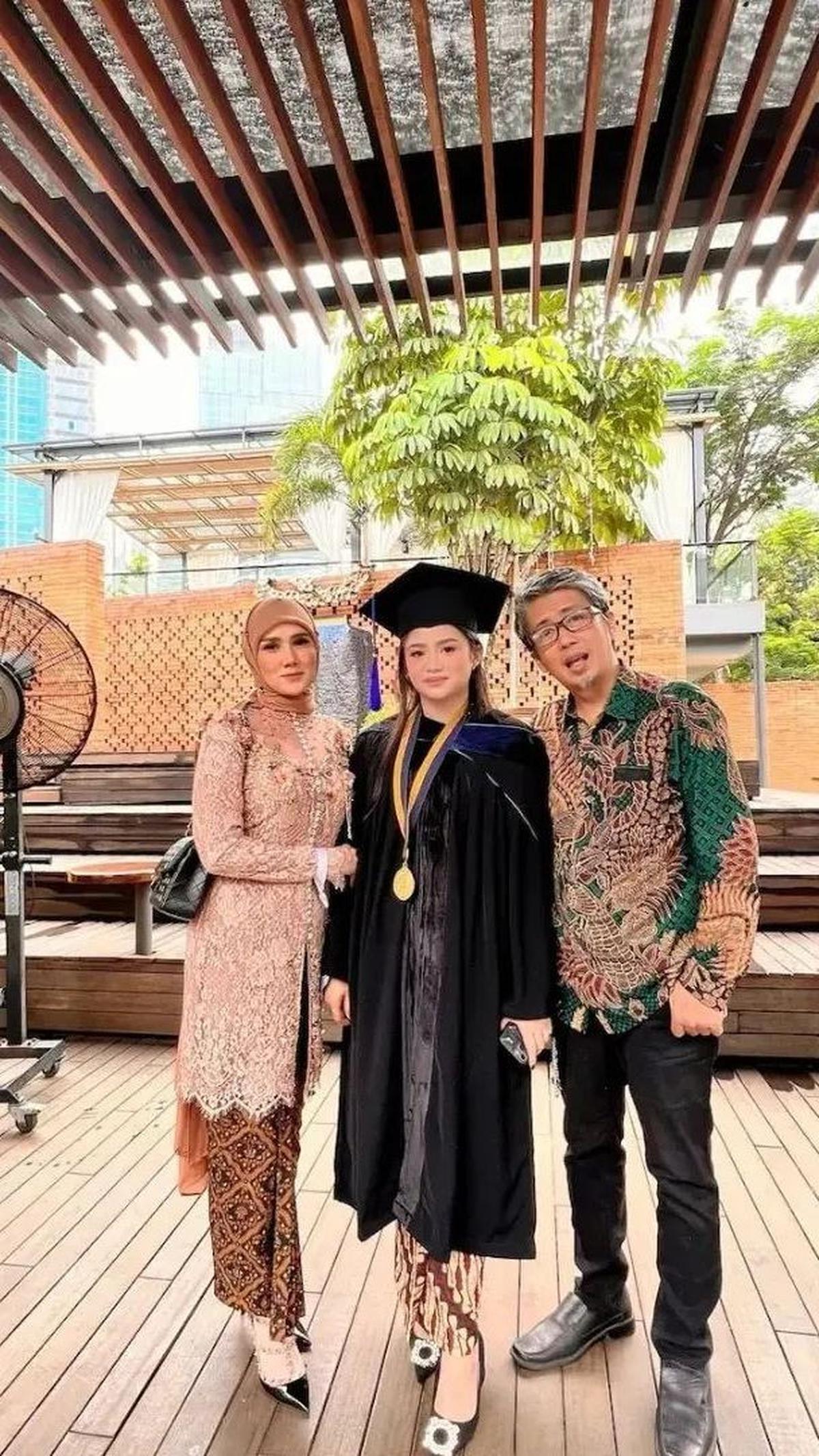 Meski telah bercerai, Mulan Jameela dan Harry Nugraha tetap kompak memberi perhatian untuk anak-anak mereka.&nbsp;