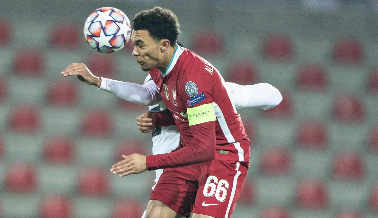 Trent Alexander-Arnold. Bek kanan Inggris berusia 22 tahun ini tidak hanya piawai di lini belakang Liverpool. Ia juga mempunyai kemampuan sebagai pemimpin tim. Dirinya pernah dipercaya mengenakan ban kapten kontra Midtjylland di fase grup UCL musim lalu. (Foto: AFP/Ritzau Scanpix/Henning Bagger)