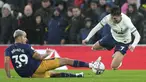 Gelandang Newcastle United Bruno Guimaraes berebut bola dengan penyerang Tottenham Hotspur Son Heung-min dalam pada laga pekan ke-13 kasta teratas Liga Inggris, Premier League 2022/2023 di Tottenham Hotspur Stadium, Minggu (23/10/2022) malam WIB. The Lilywhites -julukan Tottenham- dipermalukan The Magpies -julukan Newcastle United- dengan skor 1-2. (AP Photo/Frank Augstein)