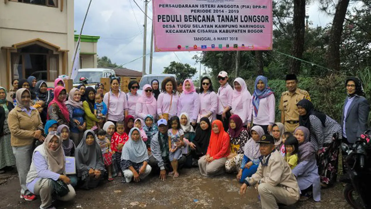 Persaudaraan Istri Anggota DPR Kunjungi Korban Tanah Longsor di Bogor