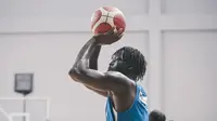 Power forward Satria Muda Pertamina Bandung, Dame Diagne,  secara resmi telah ditetapkan sebagai pemain lokal berdasarkan keputusan Federasi Bola Basket Internasional (FIBA). (dok. Satria Muda Pertamina Bandung)
