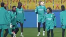 Para pemain Real Madrid menghadiri sesi latihan pada malam Liga Champions di Tiraspol, Selasa (23/11/2021). Real Madrid bakal melawat ke markas FC Sheriff pada laga kelima grup D Liga Champions 2021/22, Kamis dini hari WIB. (AP Photo/Sergei Grits)
