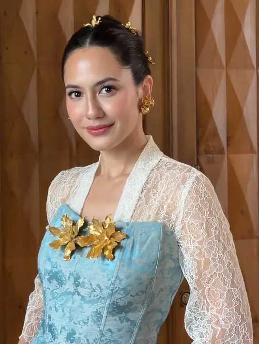 Berbeda dengan yang lain, Pevita Pearce tampil fresh dalam balutan bustier kebaya warna biru muda yang dipadukan outer lace putih transparan. Detail bunga emas besar di bagian dada menjadi statement utama yang membuat tampilannya tampak modern dan artistik. [@pevpearce].
