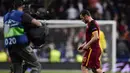 Pemain Roma, Francesco Totti  tertunduk usai kalah dari Real Madrid pada leg kedua babak 16 besar  Liga Champion di Stadion Santiago Bernabeu, Madrid, Rabu (9/3/2016) dini hari WIB. (AFP/Javier Soriano)