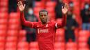 Gelandang Liverpool, Georginio Wijnaldum memberi applaus saat ditarik keluar pada laga Liga Inggris 2020/2021 menghadapi Crystal Palace di Anfield Stadium, Liverpool (23/5/2021). Georginio Wijnaldum didatangkan Liverpool pada awal musim 2016/2017 dari Newcastle United yang terdegradasi di akhir musim 2015/2016. Bersama Liverpool ia bertahan selama 5 musim dengan total tampil dalam 237 laga di semua ajang dengan torehan 22 gol dan 16 assist. (AFP/Paul Ellis)