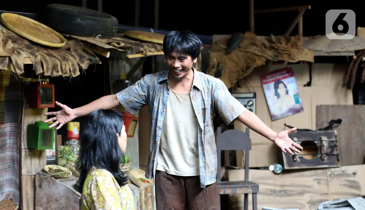 Pemain sedang memerankan tokoh di sanggar Teater Koma, Jakarta, Selasa (29/10/2019). Lakon J.J Sampah-Sampah Kota berkisah tentang sepasang suami istri Jian dan Juhro yang hidup di kolong jembatan dan tidak punya jaminan masa depan. (Liputan6.com/Fery Pradolo)