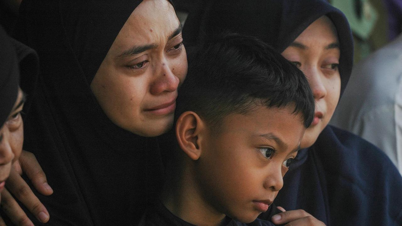 FOTO: Air Mata Keluarga Iringi Pemakaman Prajurit Penjaga Perdamaian