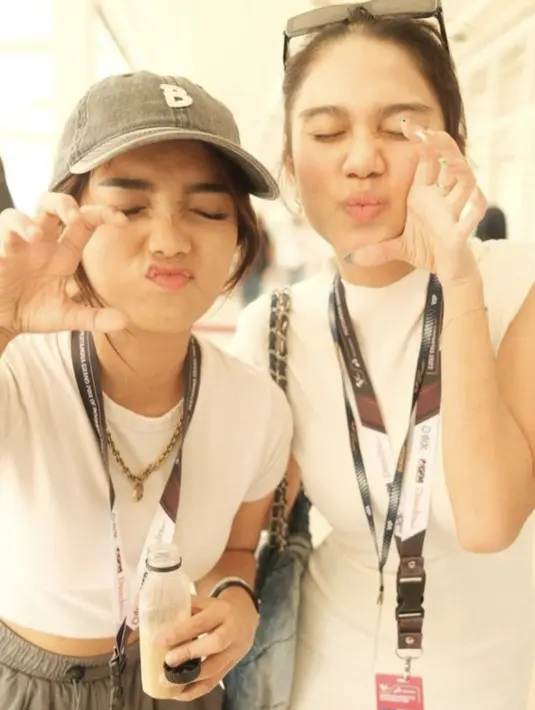 Bahkan tampilannya juga tidak berlebihan. Meskipun tanpa makeup, azizah Salsha terlihat begitu cantik. [Foto: Instagram/ Azizah Salsha]