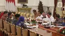 Presiden Joko Widodo atau Jokowi (ketiga kanan) memimpin ratas penanganan banjir di Istana Merdeka, Jakarta, Rabu (8/1). Jokowi meminta Gubernur DKI Jakarta Anies Baswedan, Gubernur Jabar Ridwan Kamil hingga Gubernur Banten Wahidin Halim mengevaluasi penanganan banjir. (Liputan6.com/Angga Yuniar)