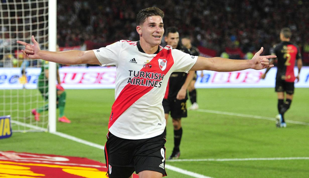Julian Alvarez. Striker berusia 21 tahun yang kini memasuki musim ke-4 bersama River Plate ini memiliki klausa pelepasan senilai 21 juta pound. Total telah tampil 55 laga di semua ajang musim ini, ia mampu mencetak 22 gol dan 14 assist. (AFP/Telam/Emilio Rapetti)