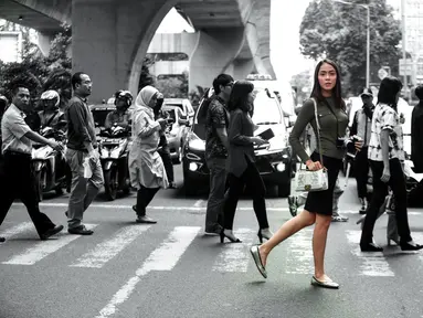 Dengan kaos berwarna abu-abu, Baby Jovanca bergaya begitu casual saat di potret dengan tema street photography. Teknik fotografi klasik dengan model Baby ini terlihat sangat menawan. Baby terlihat cantik saat sedang memandang kamera (KapanLagi.com/Budi Santoso)