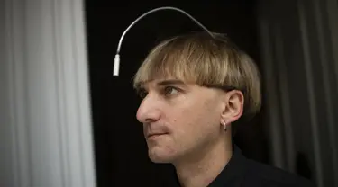 Artis cyborg Inggris-Irlandia kelahiran Spanyol dan aktivis transpesi Neil Harbisson, berpose di Mataro dekat Barcelona pada 23 September 2021. Neil Harbisson terkenal sebagai orang pertama di dunia yang memasang antena di tengkoraknya. (Josep LAGO / AFP)