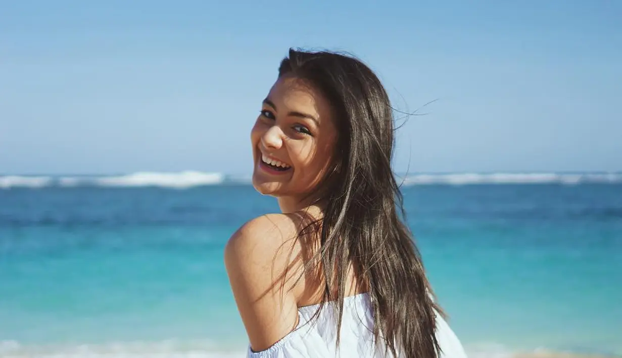 "Kalau aku sih sahur ya, sahur itu wajib banget. karena banyak orang yang suka, 'ah sudahlah nggak usah sahur, tanggung', cuman menurut aku sahur itu penting banget," terangnya. (instagram/amandarawles)