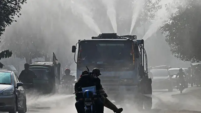 Kurangi Polusi Udara, Jalanan Kota Lahore Pakistan Kembali Disemprot Air