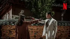 Park Seo Joon dan Han So Hee di Gyeongseong Creature. (Foto: Netflix KR)
