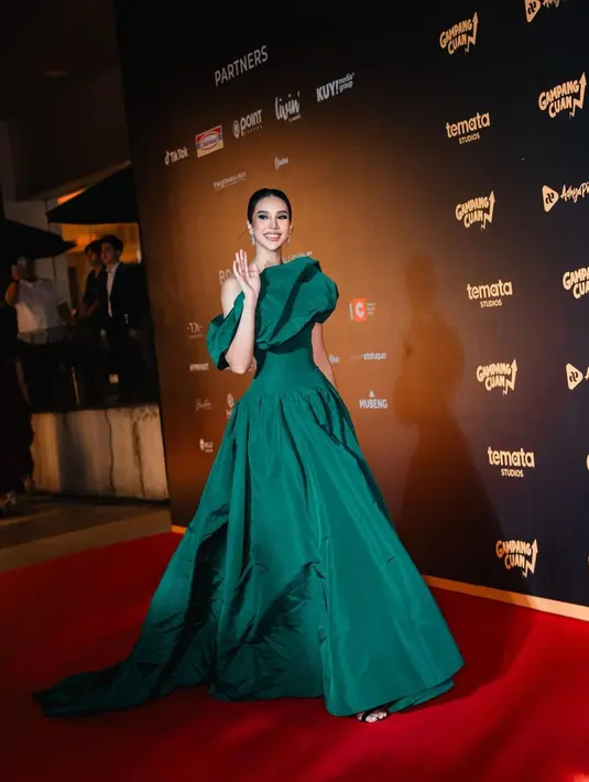 Anya Geraldine yang memerankan tokoh Bilqis tampil bak seorang princess dibalut gaun off shoulder warna hijau rancangan Yogie Pratama. Penampilannya dilengkapi dengan makeup flawless yang berfokus pada eyeshadow hijau. Sementara rambutnya ditata updo yang memberi kesan elegan. [IG/@anyageraldine]