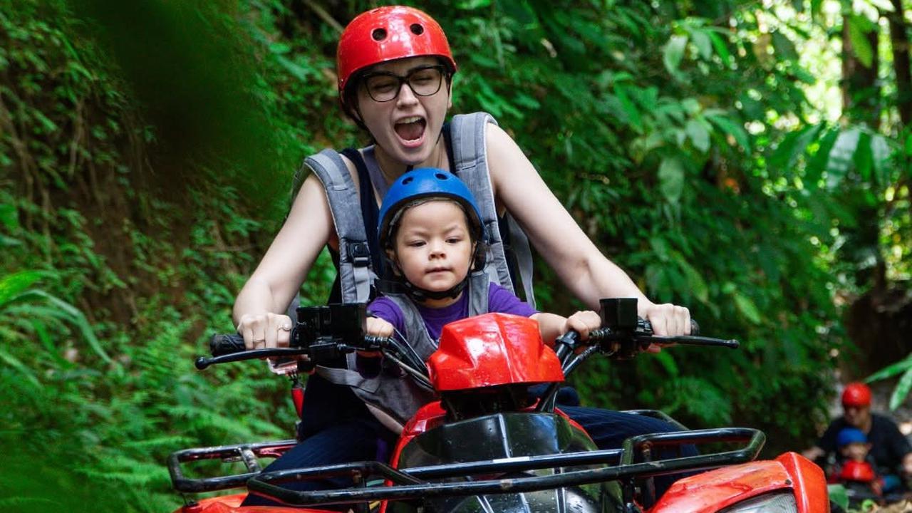 Potret Gemas Kebersamaan Kimberly Rider Bersama Kedua Anaknya