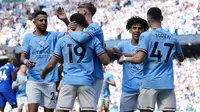 Selebrasi para pemain Manchester City setelah Julian Alvarez (kedua kiri) mencetak gol ke gawang Chelsea pada laga lanjutan pekan ke-37 Liga Inggris 2022/2023 di Etihad Stadium, Manchester (21/5/2023). (AP Photo/Jon Super)