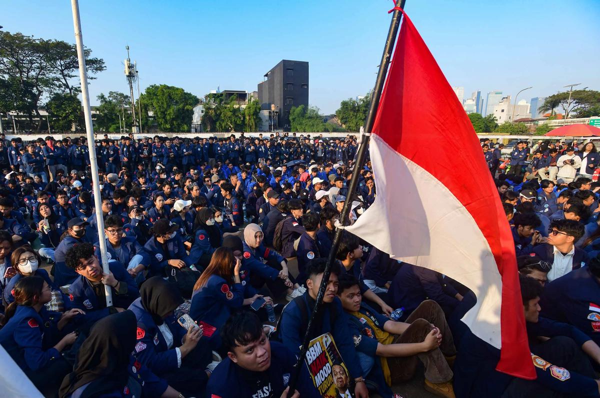 FOTO: Ratusan Mahasiswa Gelar Aksi di DPR Soroti Kebijakan Pemerintah