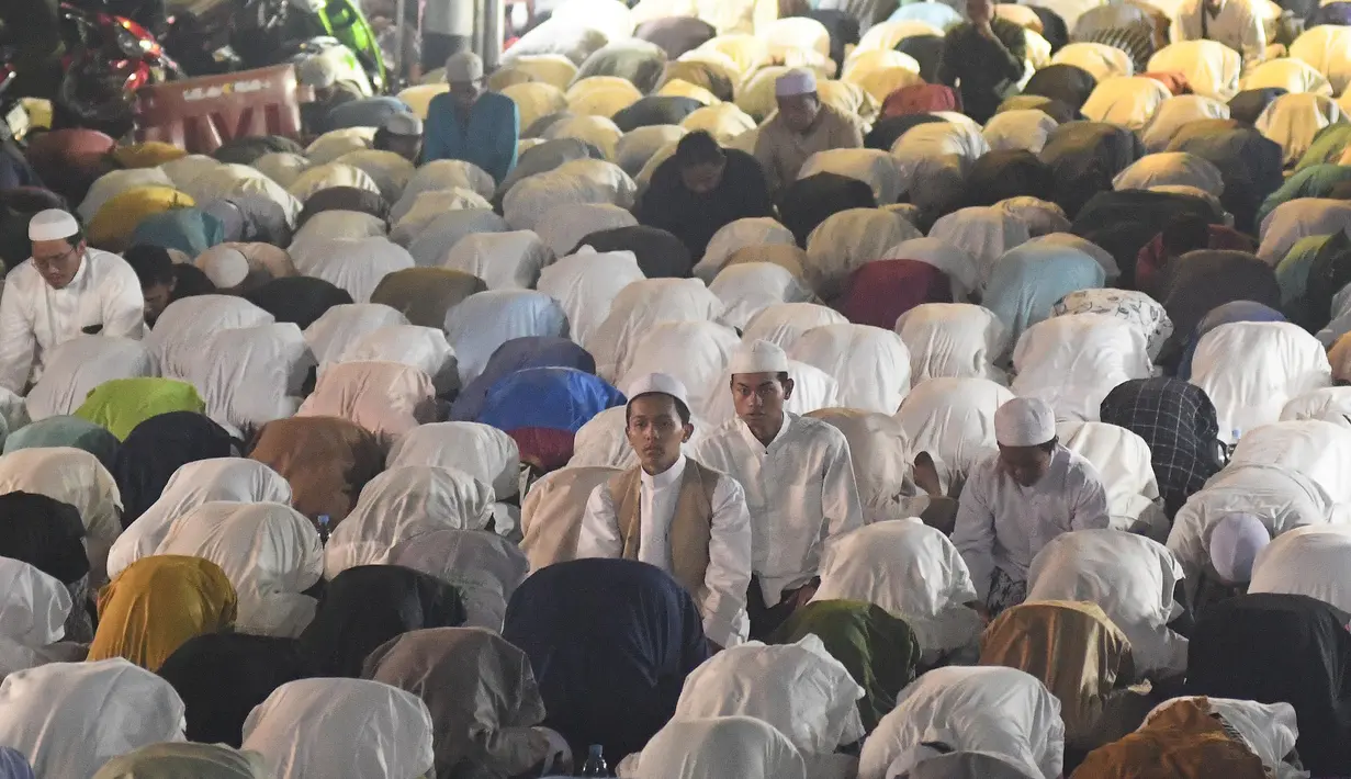 Para jemaah berdoa dan berzikir bersama para ulama Masjid An Nur Empang, Bogor di malam 21 Ramadan 1446 Hijriah untuk mendapatkan berkah malam Lailatul Qadar. (merdeka.com/Arie Basuki)