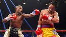 1. Floyd Mayweather Jr. berhasil menjadi juara dunia kelas welter versi WBO usai mengalahkan Manny Pacquiao pada laga bertajuk pertarungan abad ini. (Reuters/Steve Marcus)